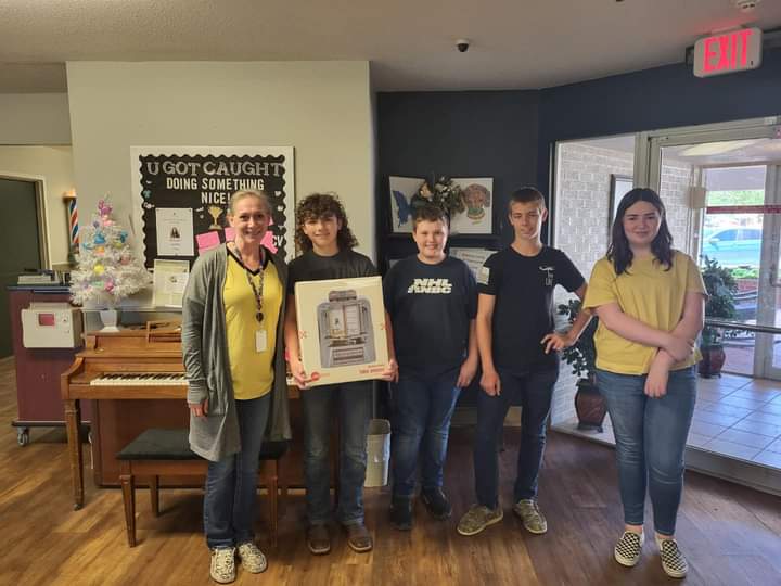 Cherryvale Middle School STUCO Presents Gift to Advena Living